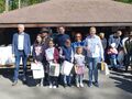 uczeń stoi z dyplomem i władzami zdun