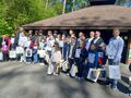 wszyscy laureaci stoja z nagrodami i organizatorami
