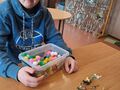 1. Uczeń wyszukał koty w pojemniku 