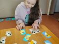 3. Uczennica układa puzzle. 