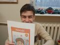 Kacper pokazuje karte z emocjami