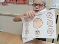 Norbert pokazuje karte pracy z em0ocjami
