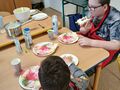 Chłopcy jedza pyszne gofry