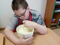 Wiktor miesza ciasto na gofry