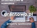 laptop na biurku oraz ręce jedna na klawiaturze laptopa a druga trzyma dlugopis i pisze w notatniku, obok z prawej roślina w doniczce a z lewej kawa w filiżance, na środku napis uczestniczymy w konkursie grantowo.pl 4500 złotych na projekty społeczne!
