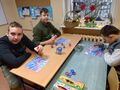 uczniowie maluja farbami na folii aluminiowej