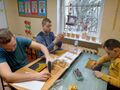 uczniowie malują krajobraz wykorzystując przyprawy