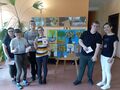 na zdjęciu znajdują się uczniowie biorący udział w konkursie z organizatorkami na szkolnym korytarzu