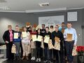 5. Laureaci konkursu stoją na scenie trzymają dyplomy i nagrody 