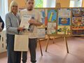 laureat konkursu pozuje do zdjęcia z panią dyrektor