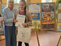 laureatka konkursu pozuje do zdjęcia z panią dyrektor