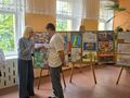 pani dyrektor wręcza dyplom jednemu z laureatów konkursu