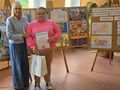 wręczenie nagród laureatka konkursu pozuje do zdjęcia z panią dyrektor