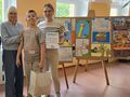 wręczenie nagród w konkursie uczestnik konkursu pozuje do zdjęcia z panią dyrektor i nauczycielem