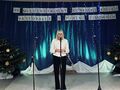 1.rozpoczęcie konkursu kolędpani dyrektor wita zebranych stoi przy mikrofonie na scenie w tle napis XVI Międzyszkolny Konkurs Kolęd Pastorał