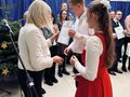 14.konkurs kolęd pani dyrektor wręcza nagrody laureatom