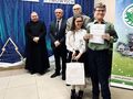 16.konkurs kolęd laureaci konkursu pozują do zdjęcia z jury
