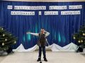 2.uczestnik konkursu występuje na scenie