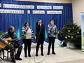 8.uczestnicy konkursu występują na scenie z opiekunem który akompaniuje na gitarze