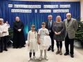 jury konkursu kolęd pozuje do zdjęcia z laureatami stoją na scenie