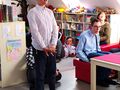Zdjęcie przedstawia chłopca który stoi i recytuje wiersz w bibliotece 