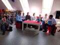 Zdjęcie przedstawia uczniów którzy znajdują się w bibliotece 