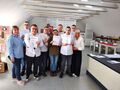 Zdjęcie przedstawia uczniów oraz jury. Wszystkie osoby znajdują się w bibliotece. Podopieczni uczestniczyli w konkursie czytelniczym 