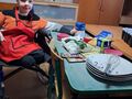 Chlopiec i stół z produktami spożywczymi 0