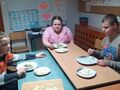 Wychowankowie prezentują ugotowane danie makaron
