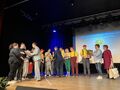 Uczniowie odbierają puchar i nagrody na scenie