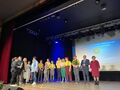 Uczniowie odbierają puchar i nagrody na sceniejpeg