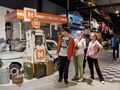 uczniowie stoją w muzeum przed wystawą prl stacja benzynowa