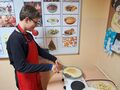 Chłopiec smaży naleśnika 