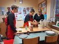 Uczniowie przygotowują ciasto naleśnikowe 