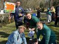 Uczniowie sadzą cebulki tulipanów w szkolnym ogródku