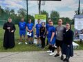 Reprezentacja SOSW Konarzew w trakcie ceremonii medalowej w turnieju piłkarskim w DPS e w Zdunach. 