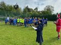 Siostra Dyrektor DPS Zduny przemawia w trakcie ceremonii otwarcia turnieju w piłkę nożną. 