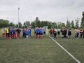 drużyny klubów stoją w rzędach jeden obok drugiego na boisku do piłki nożnej