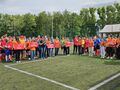 drużyny wszystkich klubów stoją na rozpoczęciu zawodów w rzędach każdy klub trzyma z przodu swoją nazwę klubu