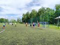 zawodnicy grają mecz na stadionie niebiescy drużyna z Konarzewa sędzia stoi na środku boiska