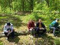 uczniowie jedzą ciastka