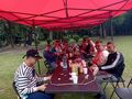 uczestnicy zajęć prezentują swój łańcuch przyjaźni na boisku