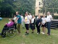 uczestnicy zajęć wykonują ćwiczenia fizyczne na boisku