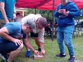 uczestnicy zajęć wykonują ćwiczenie aktywizujące na boisku