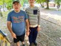uczeń SOSW rozmawia z uczestnikiem WTZ na szkolnym boisku