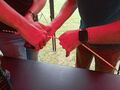 uczniowie wykonują łańcuch przyjaźni na boisku