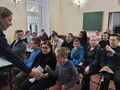 Pani policjantka czestuje cukierkami