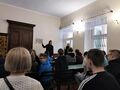 Pani policjantka przekazuje informacje
