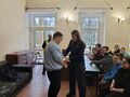 Pani policjantka zakłada Mateuszowi kajdanki