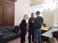 Pani policjantka zakłada kajdanki